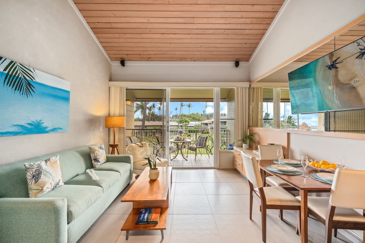 Condo in Lahaina · ★4.64 · 1 bedroom · 2 beds · 1 bath - Photo 2