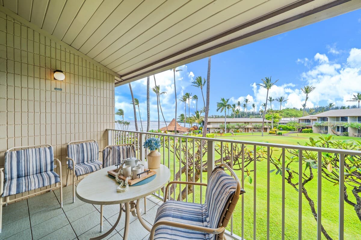 Condo in Lahaina · ★4.64 · 1 bedroom · 2 beds · 1 bath - Photo 1