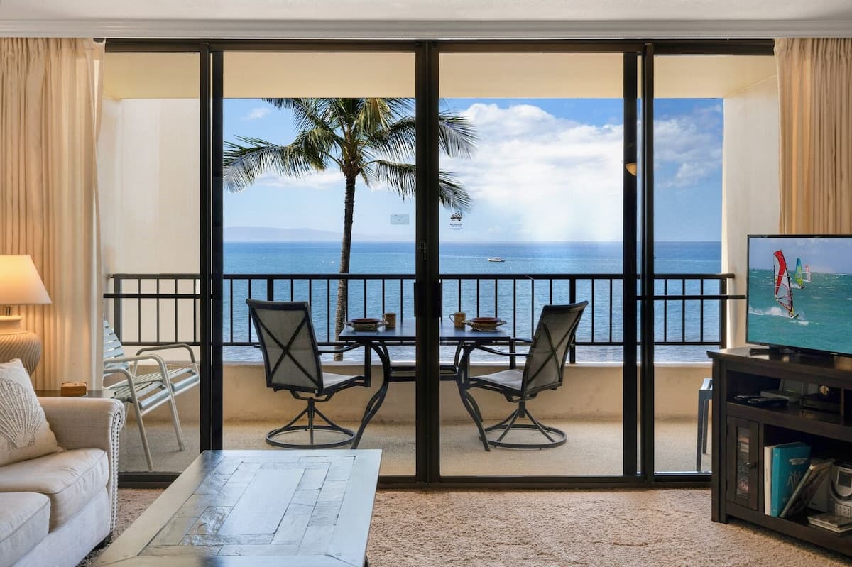 Penthouse Oceanfront overlooking Sandy Beach - Photo 3