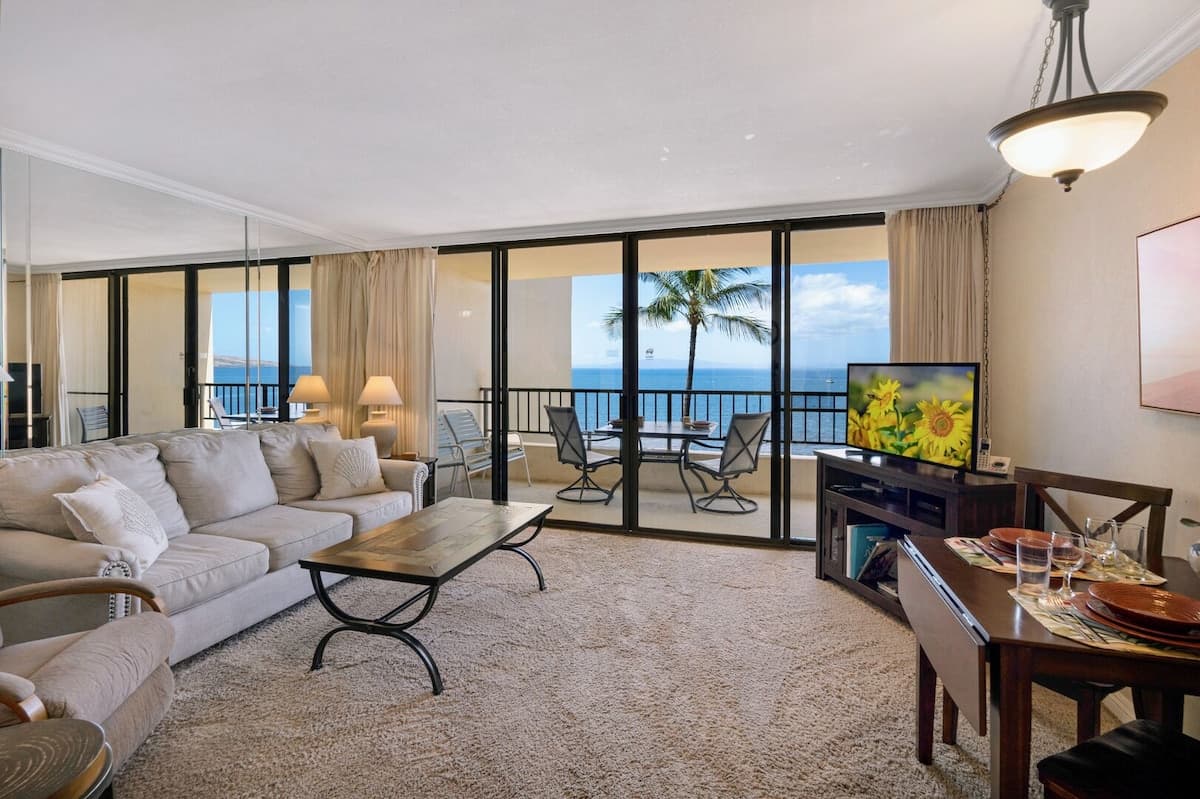 Penthouse Oceanfront overlooking Sandy Beach - Photo 2