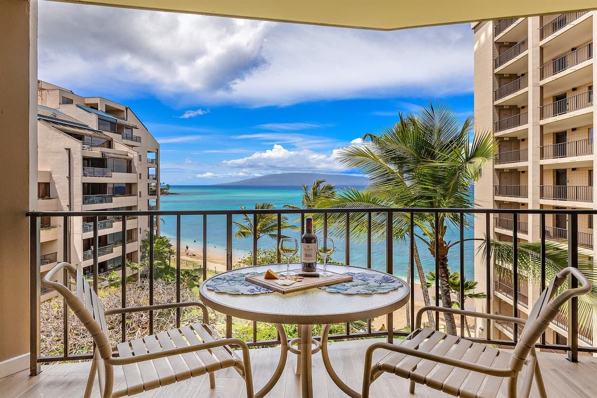 Condo in Lahaina · ★4.96 · 1 bedroom · 2 beds · 1 bath - Photo 2