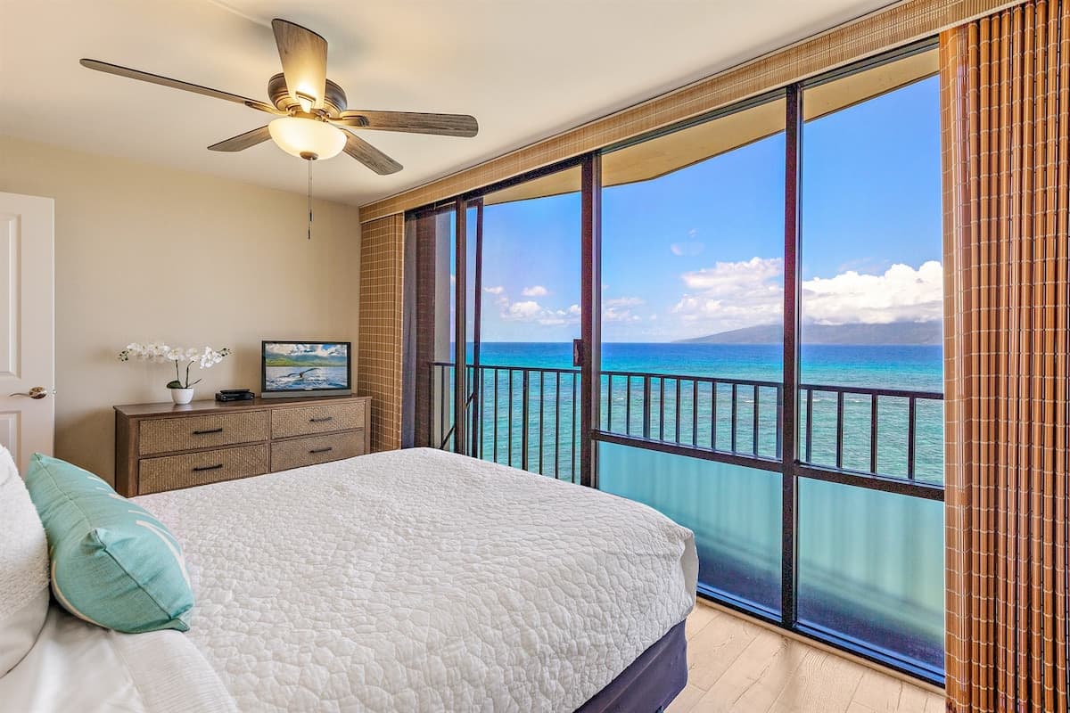 Condo in Lahaina · ★4.94 · 1 bedroom · 2 beds · 1 bath - Photo 3