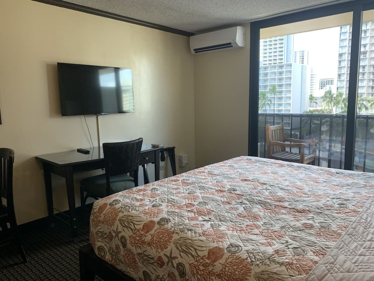 Condo in Honolulu · ★4.52 · 1 bedroom · 1 bed · 1 private bath - Photo 2