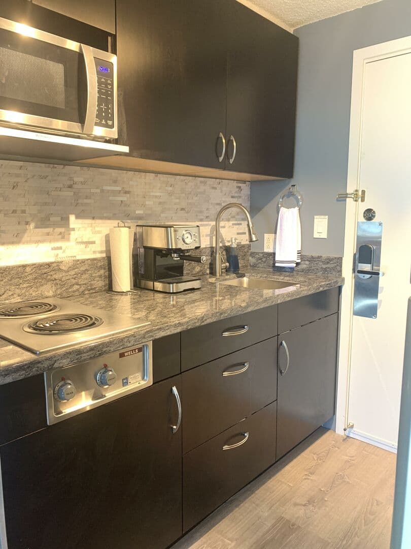Condo in Honolulu · ★4.63 · 1 bedroom · 3 beds · 1 private bath - Photo 2