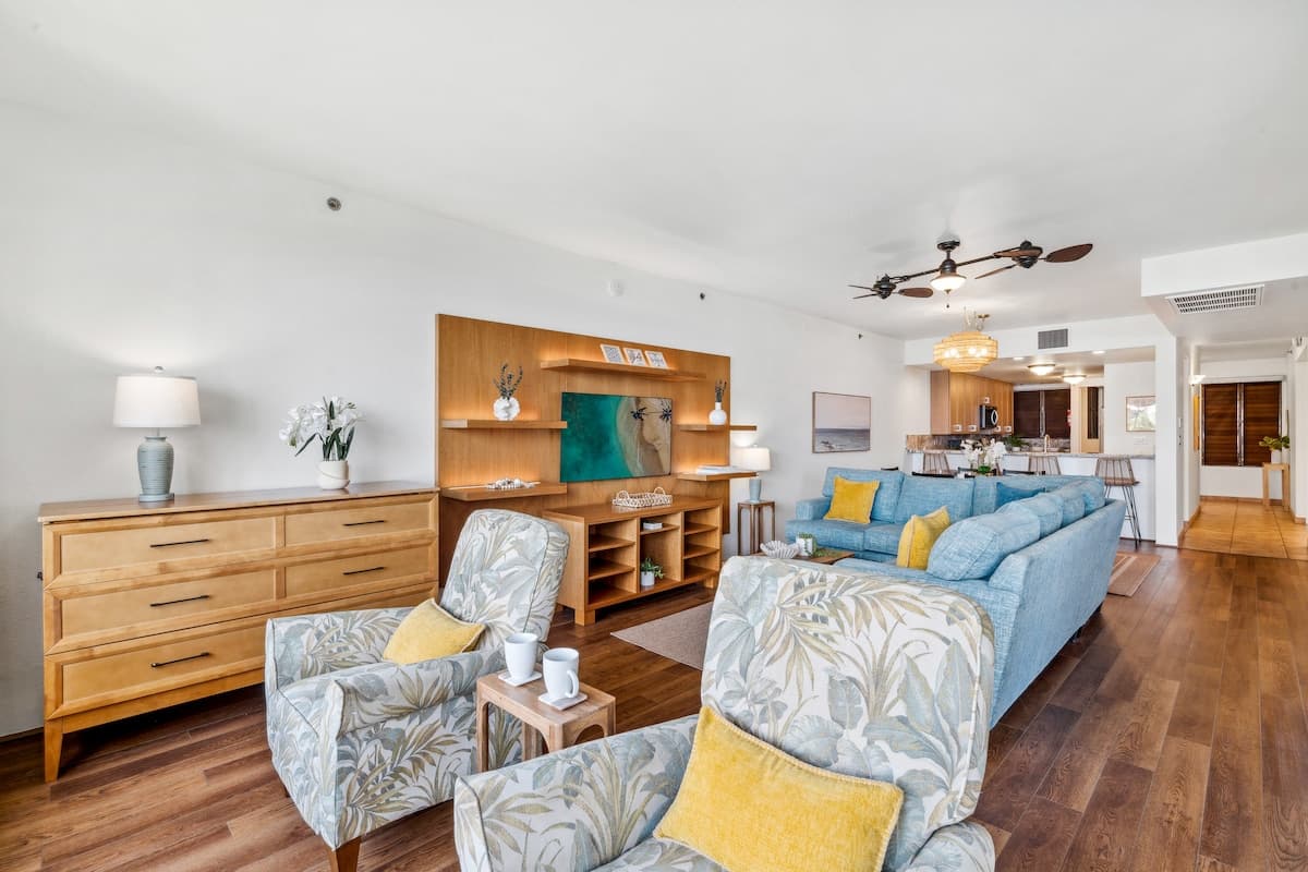 Condo in Lahaina · ★4.86 · 2 bedrooms · 3 beds · 2 baths - Photo 3