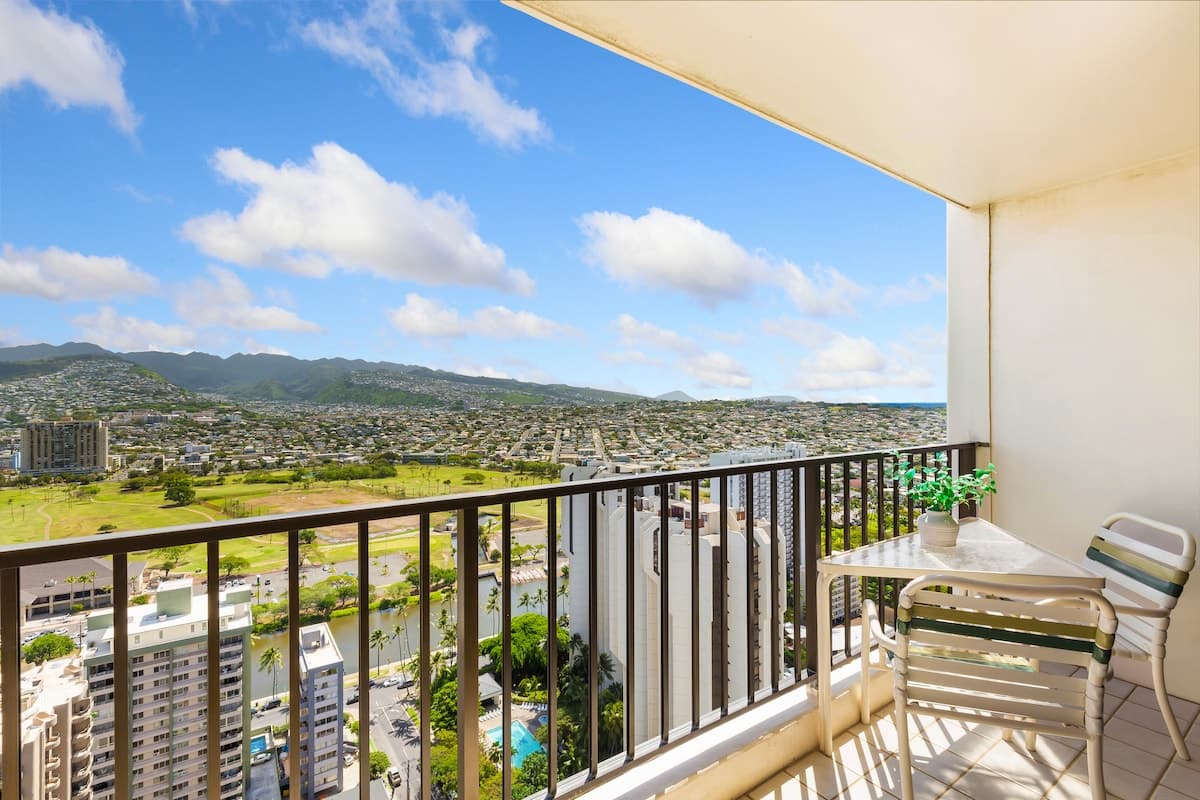 Condo in Honolulu · ★4.76 · 1 bedroom · 1 bed · 1 private bath - Photo 1