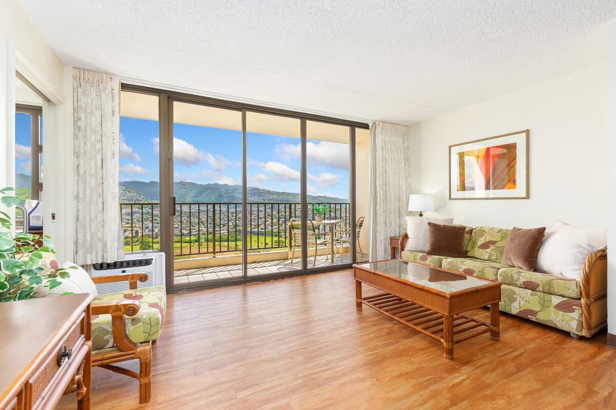 Condo in Honolulu · ★4.76 · 1 bedroom · 1 bed · 1 private bath - Photo 2