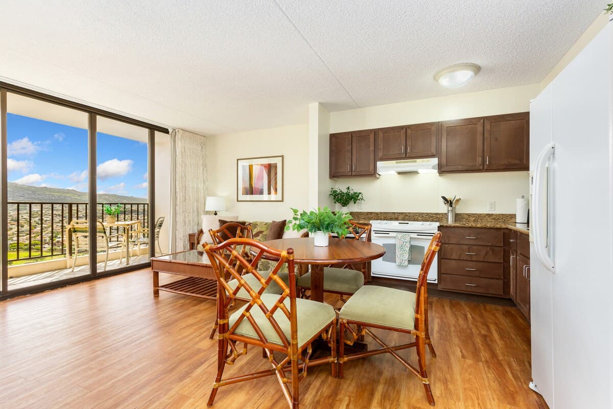 Condo in Honolulu · ★4.76 · 1 bedroom · 1 bed · 1 private bath - Photo 3