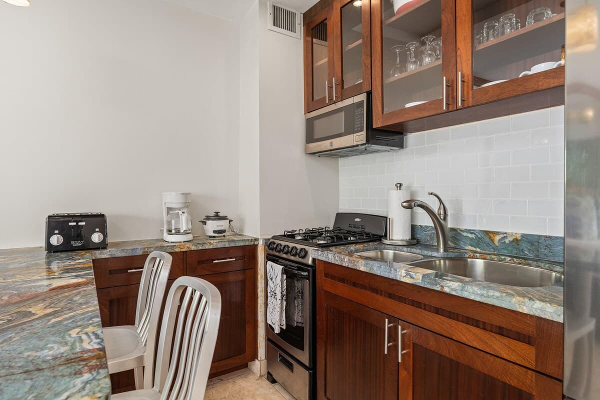 Condo in Honolulu · ★4.93 · 1 bedroom · 1 bed · 1 private bath - Photo 4