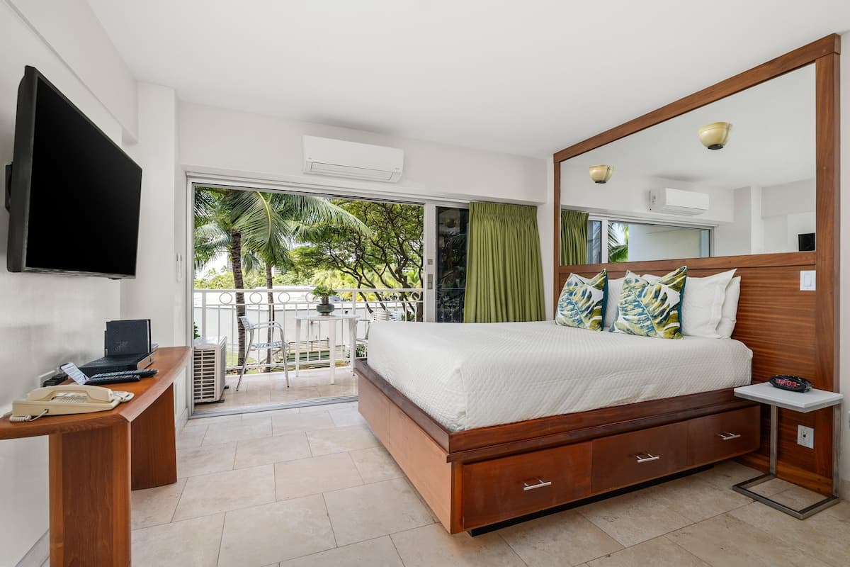 Condo in Honolulu · ★4.93 · 1 bedroom · 1 bed · 1 private bath - Photo 1