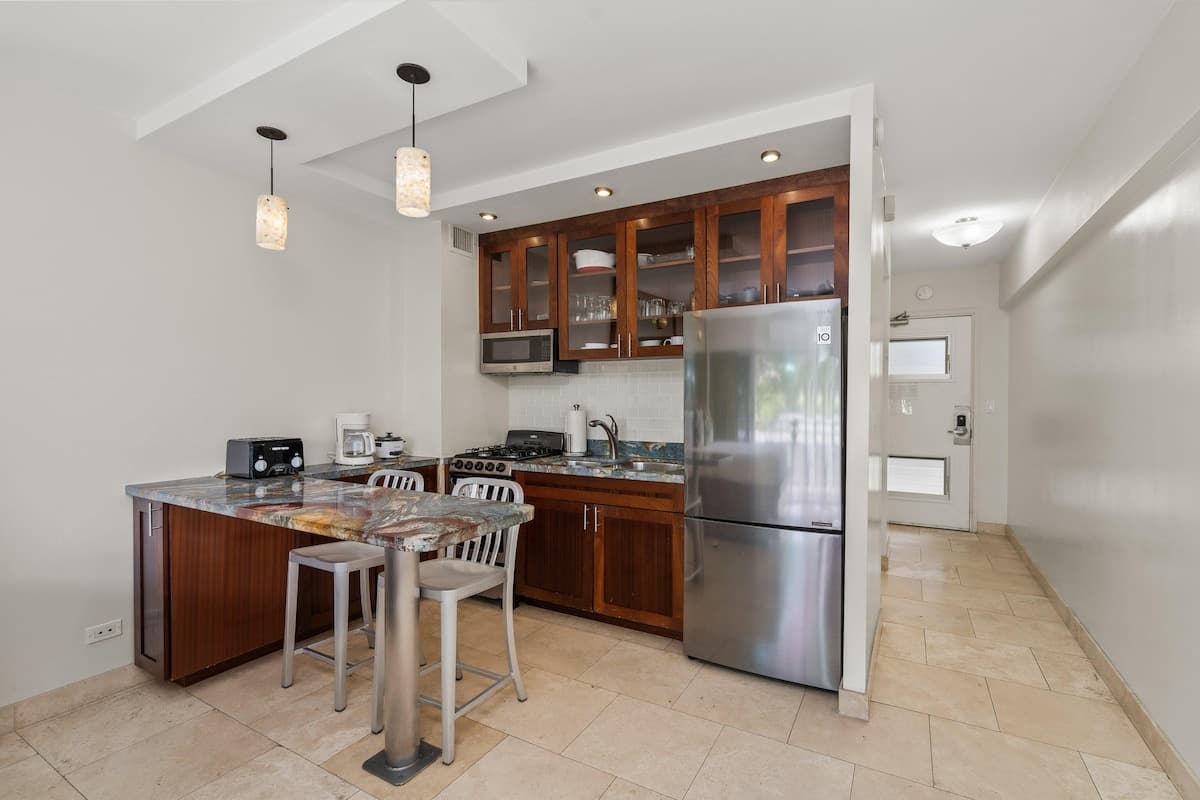 Condo in Honolulu · ★4.93 · 1 bedroom · 1 bed · 1 private bath - Photo 2