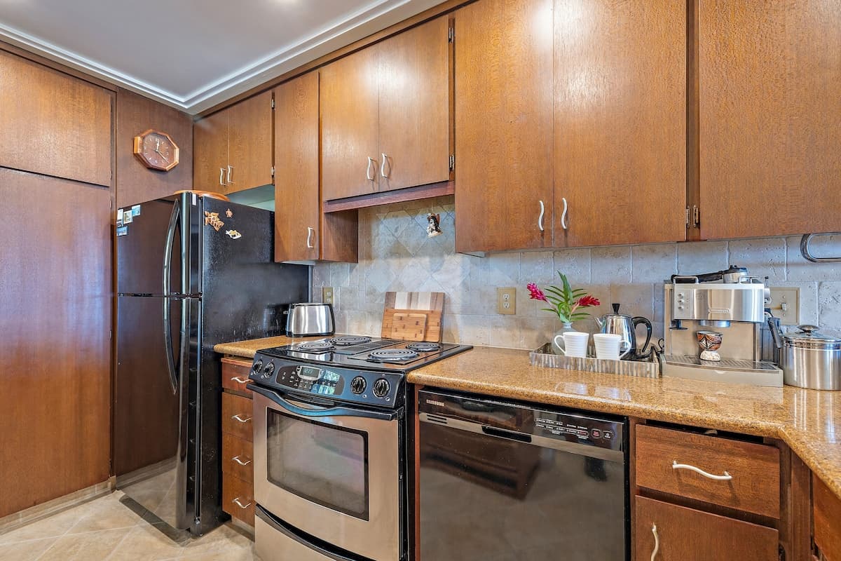 Condo in Lahaina · ★5.0 · 1 bedroom · 2 beds · 2 baths - Photo 5