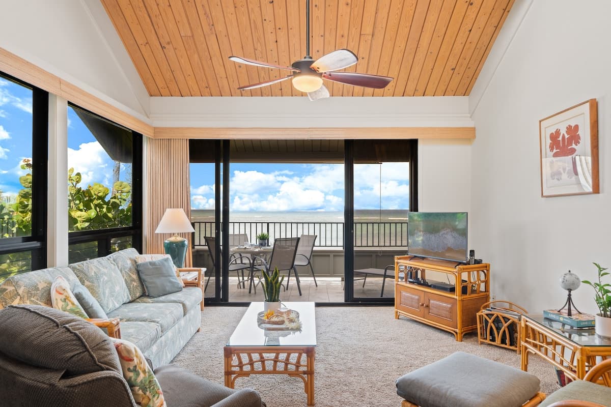 Condo in Lahaina · ★5.0 · 2 bedrooms · 4 beds · 2 baths - Photo 4