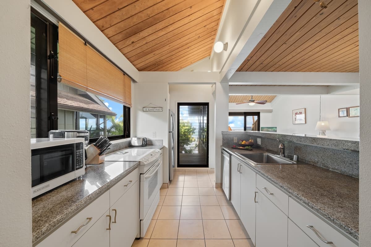 Condo in Lahaina · ★5.0 · 2 bedrooms · 4 beds · 2 baths - Photo 5