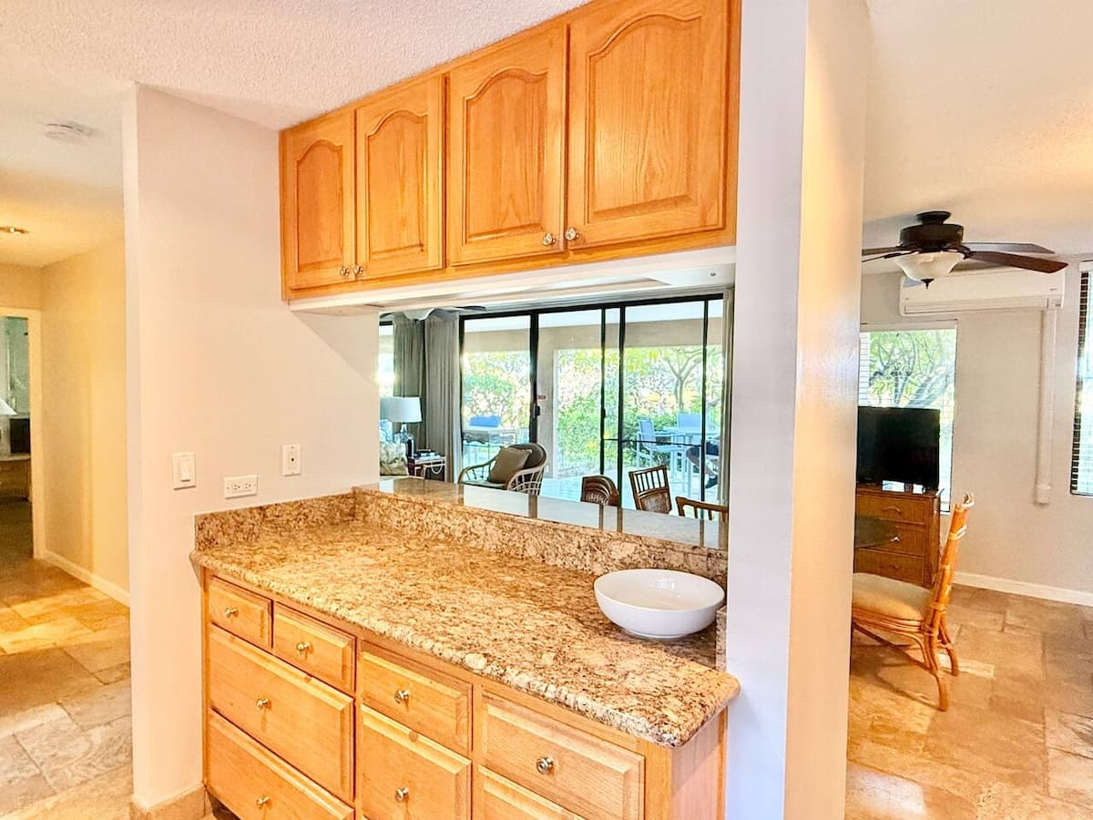 Condo in Kihei · ★4.9 · 1 bedroom · 2 beds · 2 baths - Photo 5