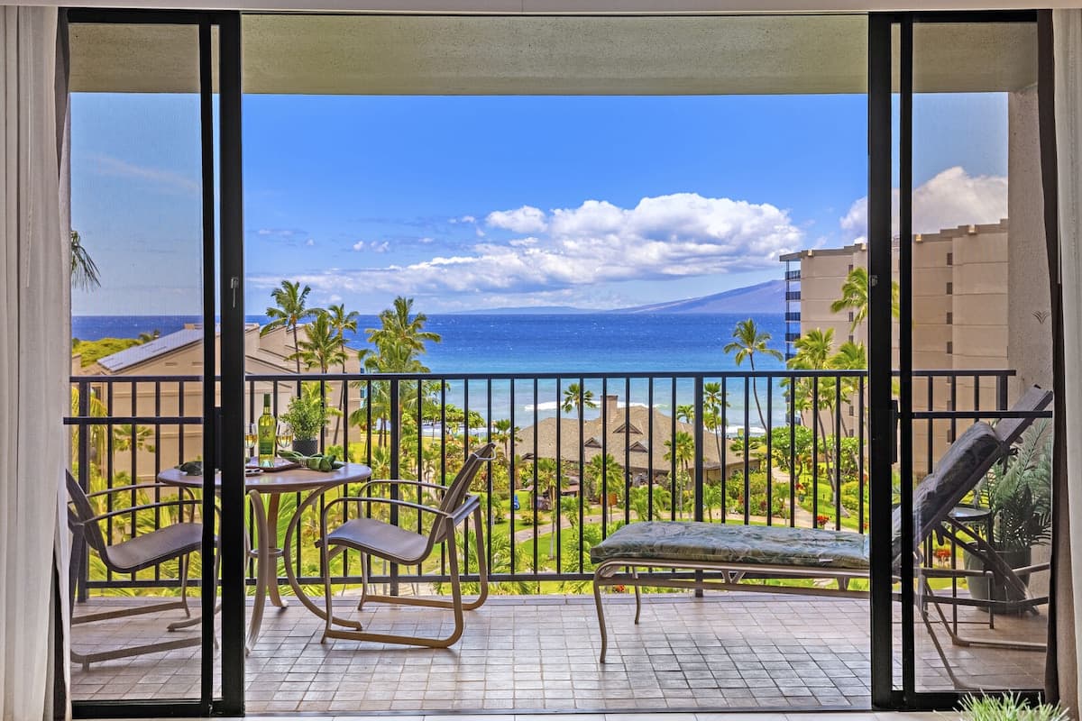 Condo in Lahaina · ★4.33 · 1 bedroom · 2 beds · 1 bath - Photo 2