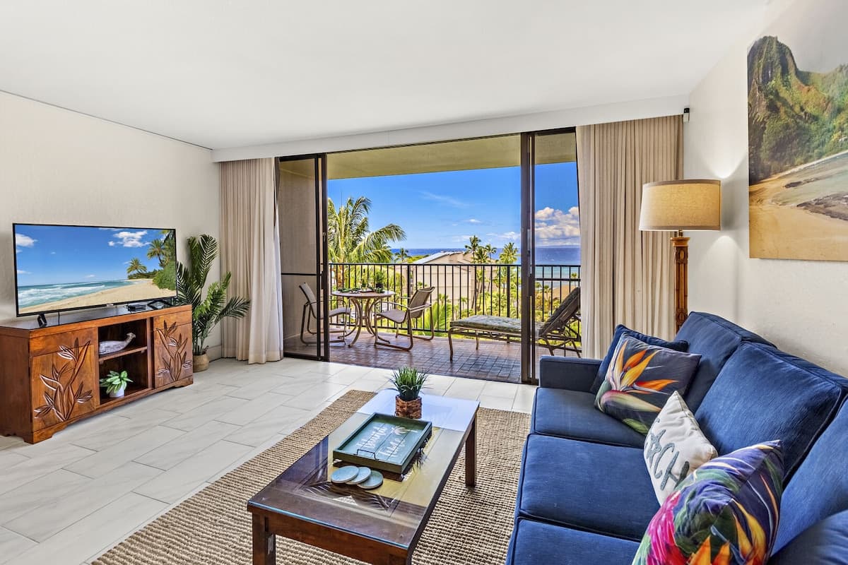 Condo in Lahaina · ★4.33 · 1 bedroom · 2 beds · 1 bath - Photo 3
