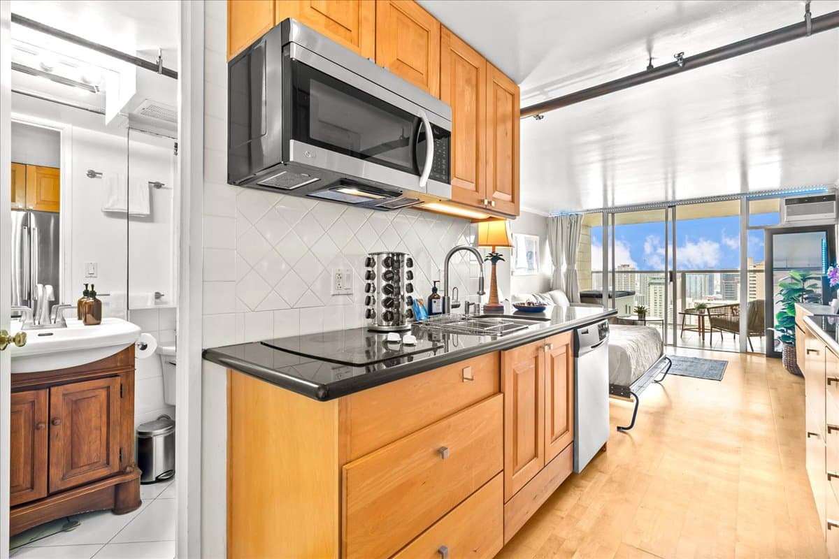 Condo in Honolulu · ★4.55 · 1 bedroom · 2 beds · 1 private bath - Photo 5
