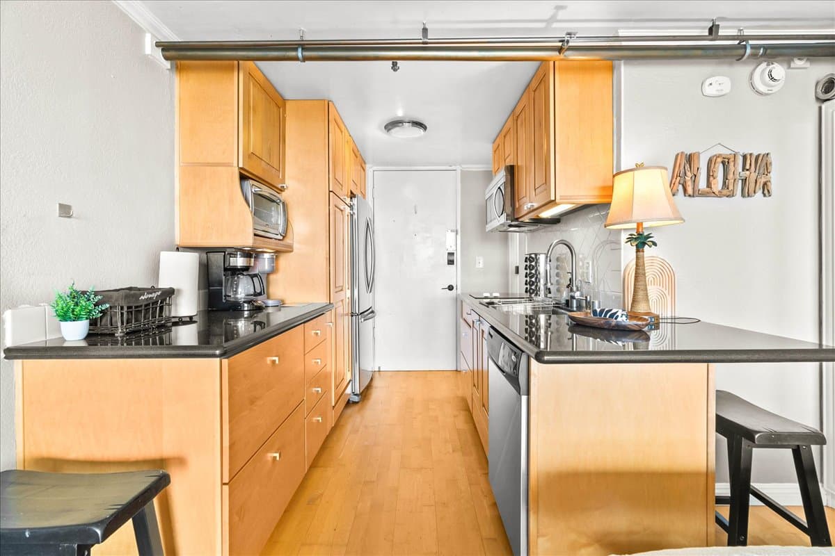 Condo in Honolulu · ★4.55 · 1 bedroom · 2 beds · 1 private bath - Photo 4