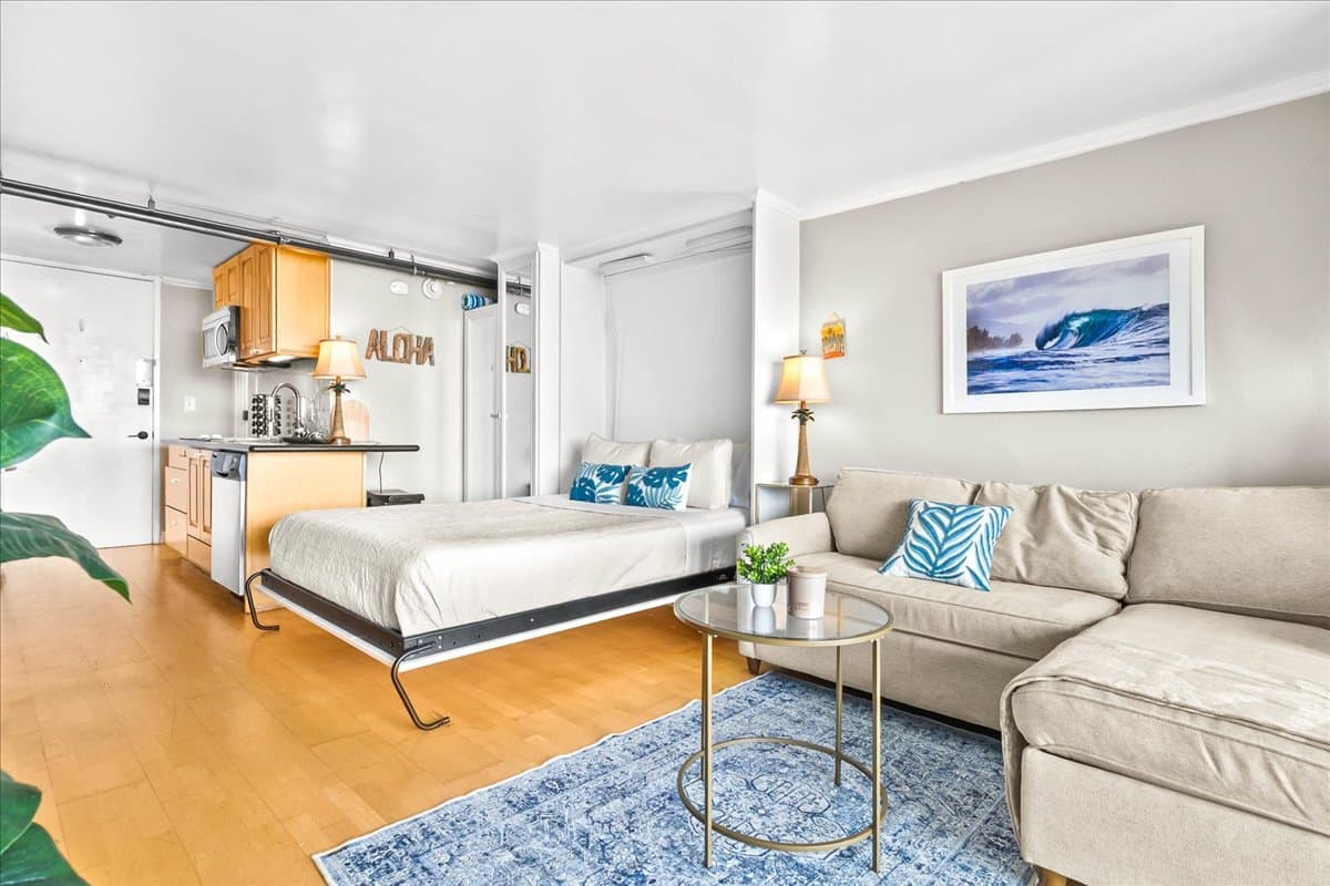Condo in Honolulu · ★4.55 · 1 bedroom · 2 beds · 1 private bath - Photo 2