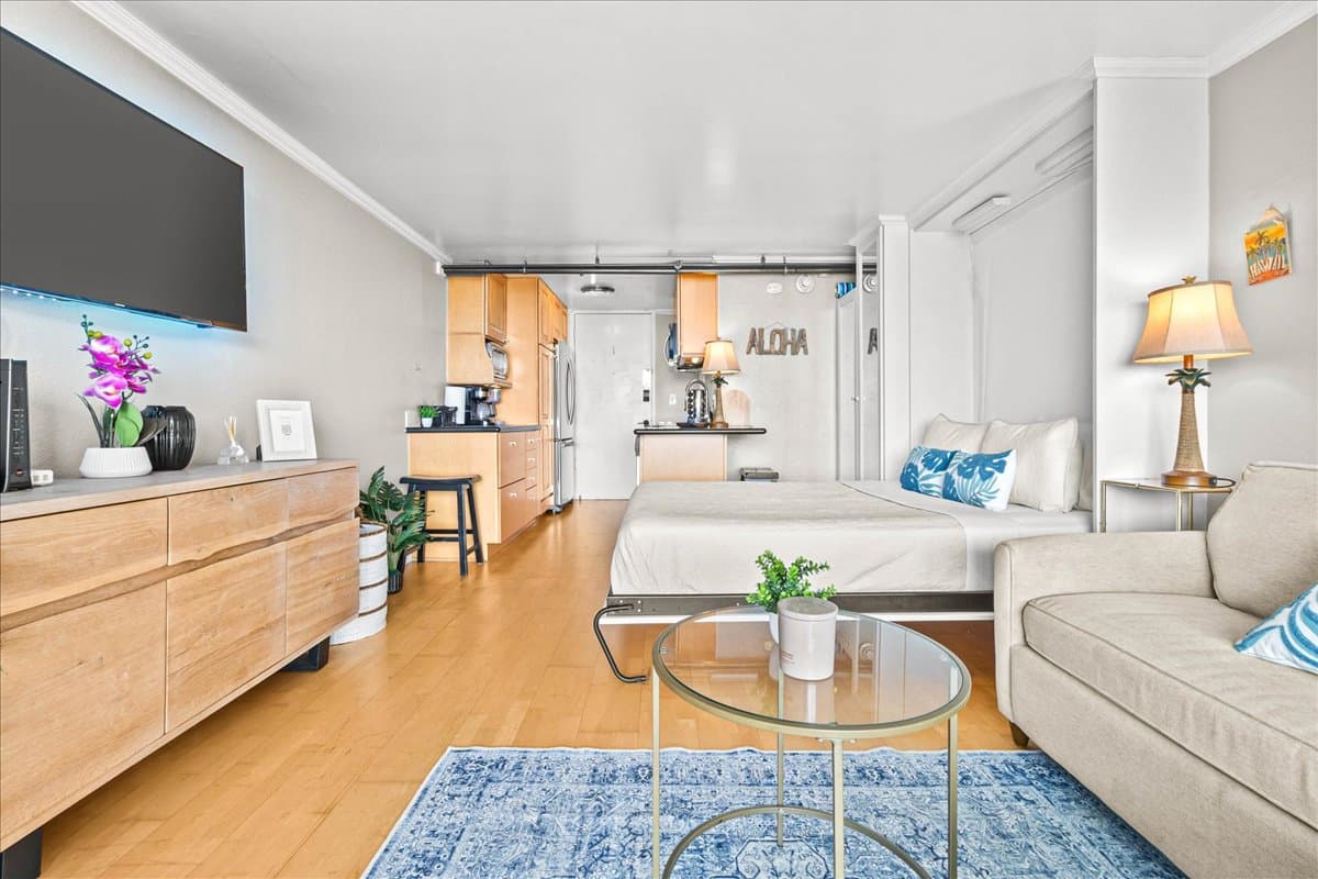 Condo in Honolulu · ★4.55 · 1 bedroom · 2 beds · 1 private bath - Photo 3