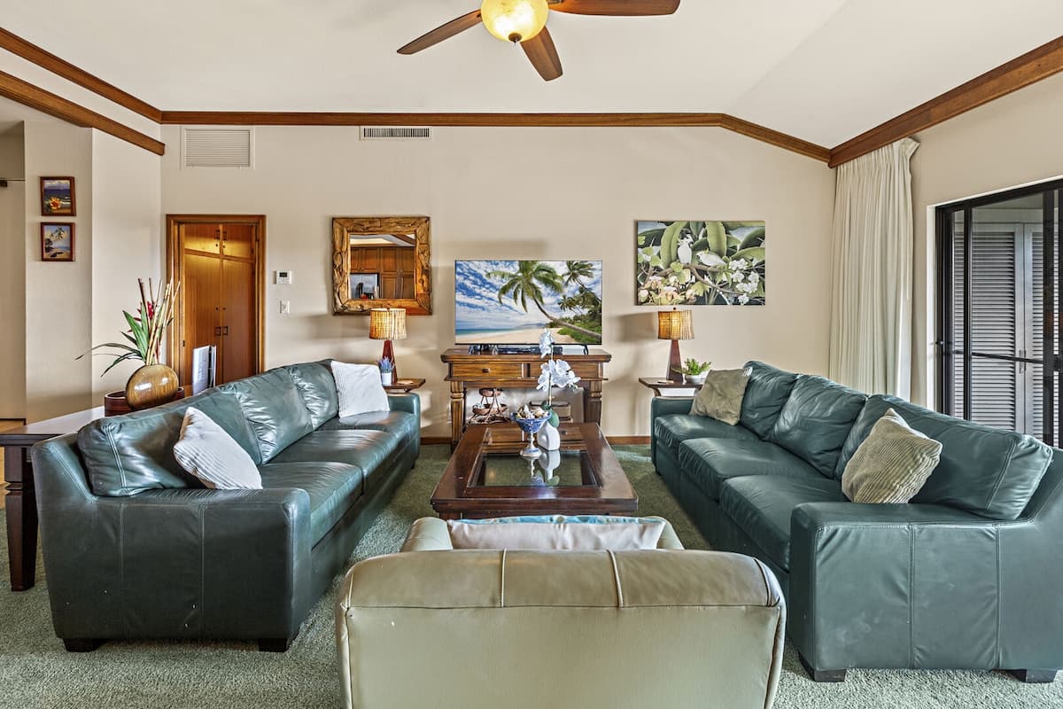 Condo in Lahaina · ★4.0 · 2 bedrooms · 3 beds · 2 baths - Photo 2