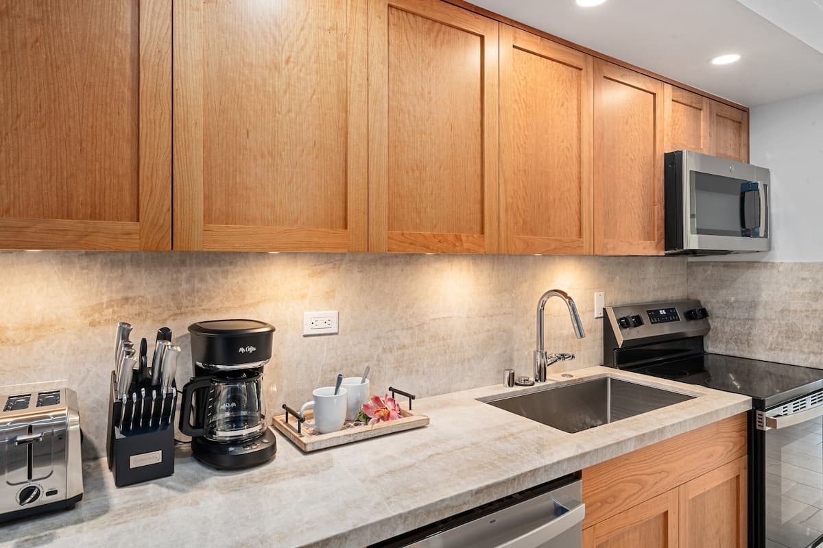 Condo in Lahaina · ★5.0 · 1 bedroom · 2 beds · 1 bath - Photo 3
