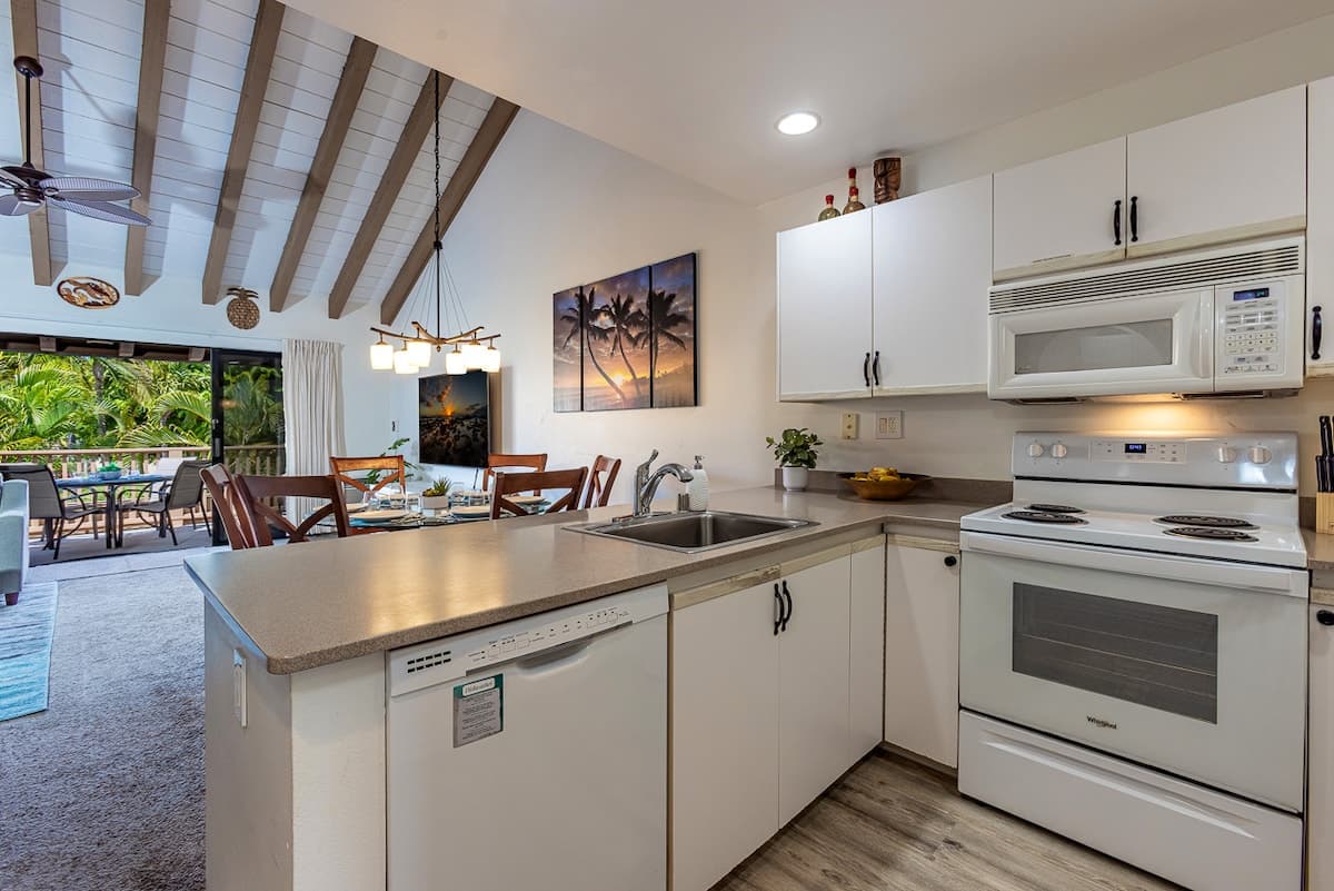 Condo in Kihei · ★5.0 · 2 bedrooms · 3 beds · 2 private baths - Photo 5