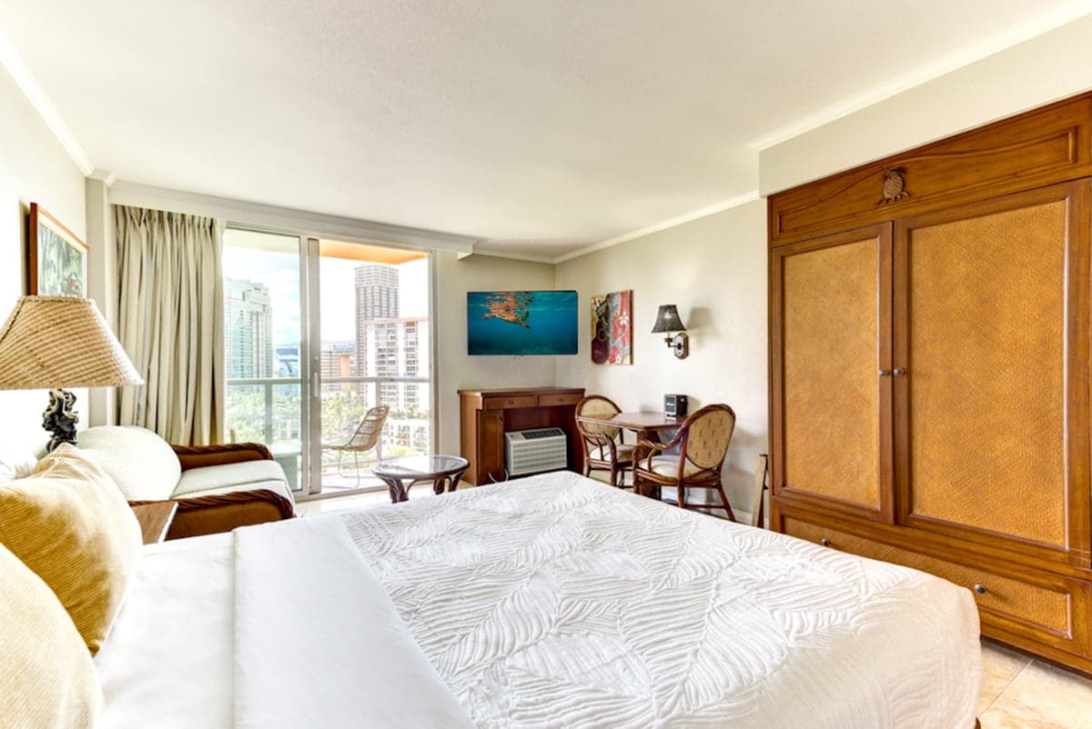 Bright Central Studio at Luana Hotel + Suites - Photo 2