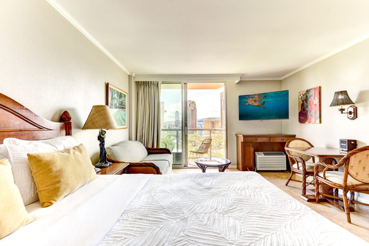 Bright Central Studio at Luana Hotel + Suites - Photo 4