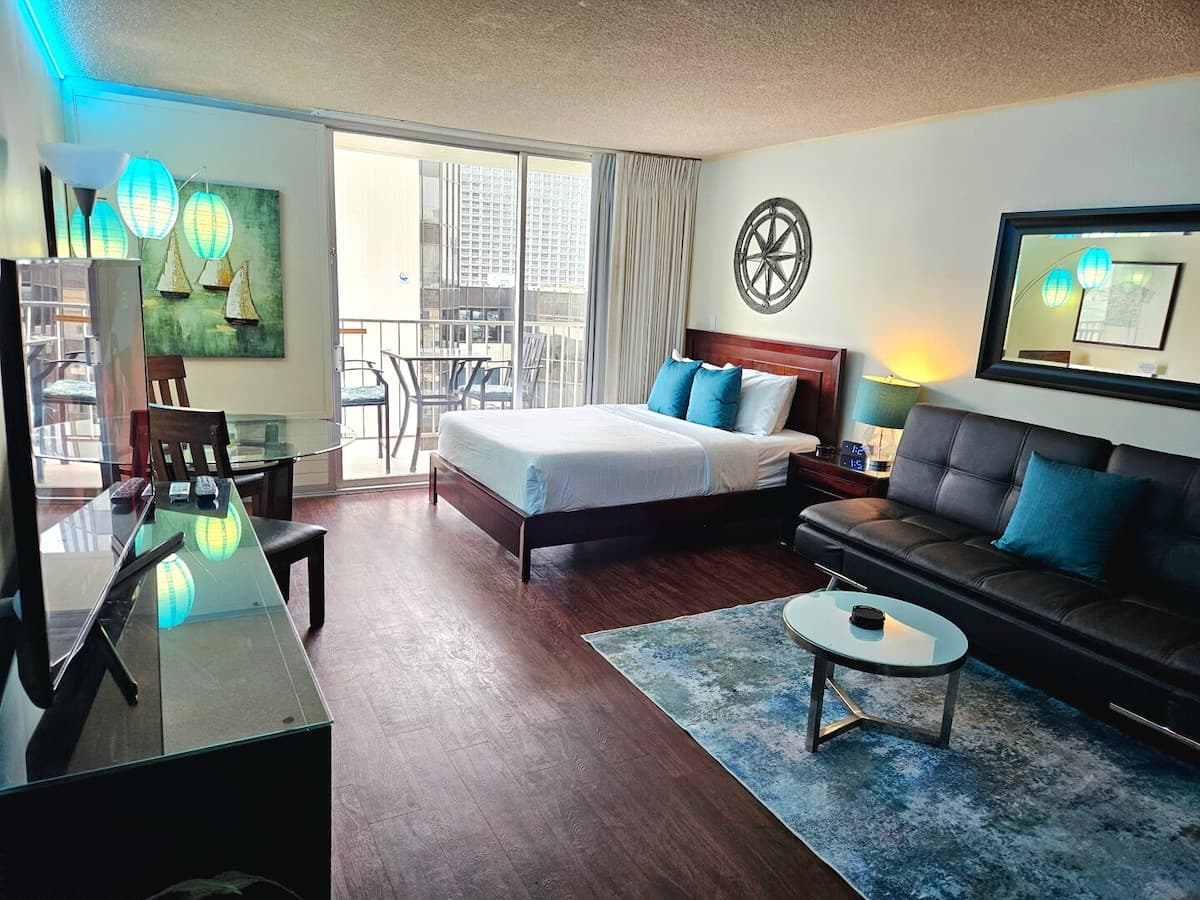 Condo in Honolulu · ★4.85 · 1 bedroom · 2 beds · 1 private bath - Photo 1