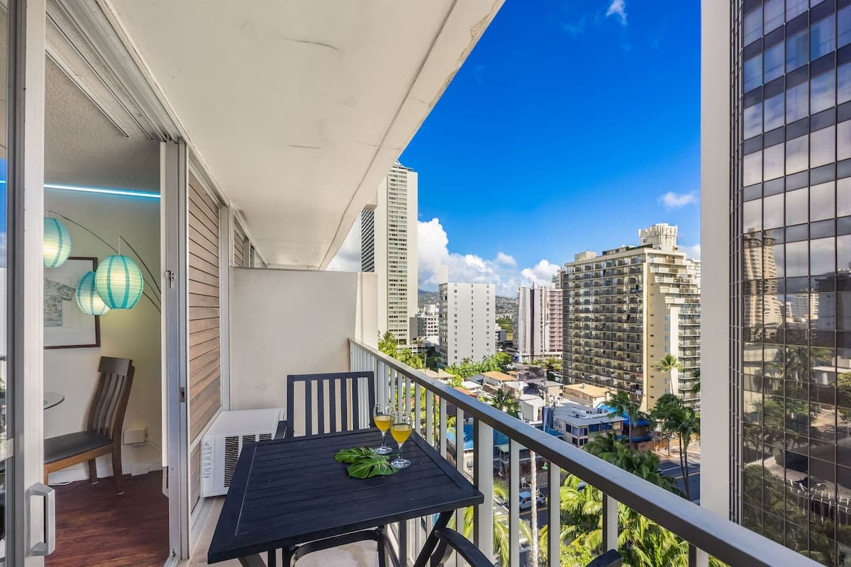 Condo in Honolulu · ★4.85 · 1 bedroom · 2 beds · 1 private bath - Photo 4
