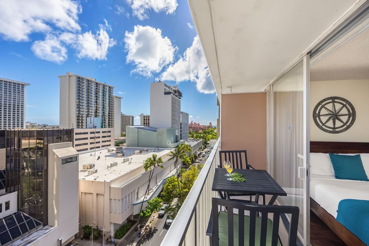 Condo in Honolulu · ★4.85 · 1 bedroom · 2 beds · 1 private bath - Photo 3