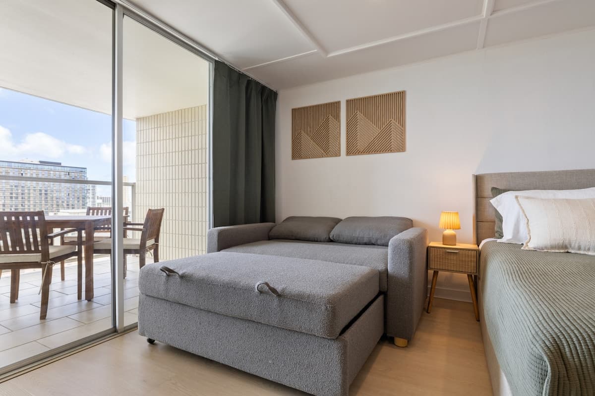 Condo in Honolulu · ★4.91 · Studio · 2 beds · 1 private bath - Photo 3