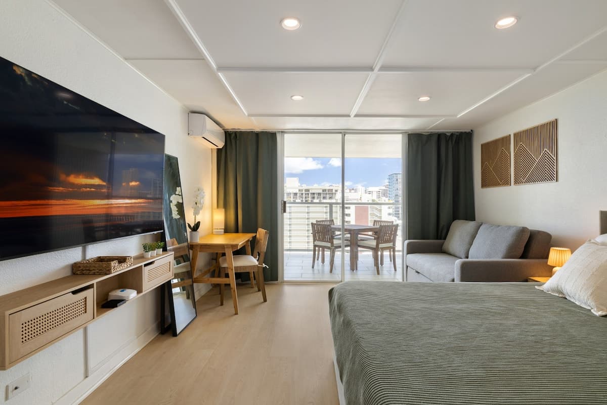 Condo in Honolulu · ★4.91 · Studio · 2 beds · 1 private bath - Photo 2