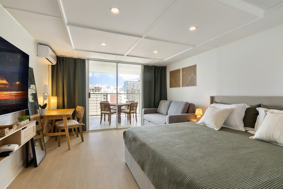Condo in Honolulu · ★4.91 · Studio · 2 beds · 1 private bath - Photo 1