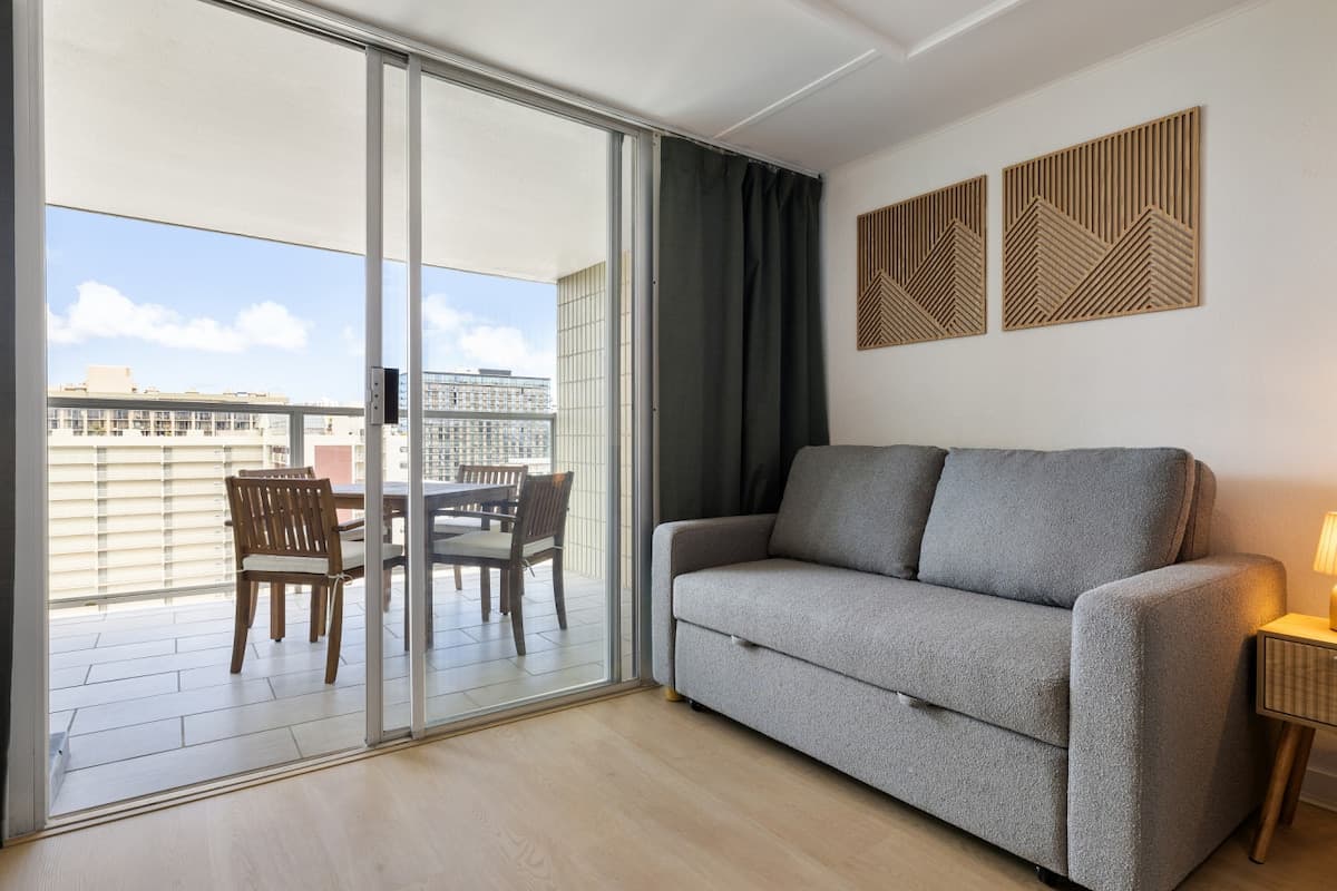 Condo in Honolulu · ★4.91 · Studio · 2 beds · 1 private bath - Photo 4