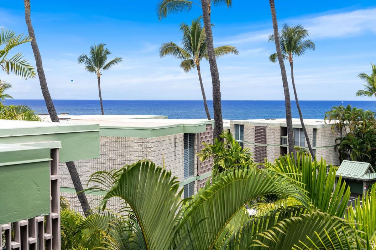 Condo in Kailua-Kona · ★4.86 · 1 bedroom · 2 beds · 1 private bath - Photo 3