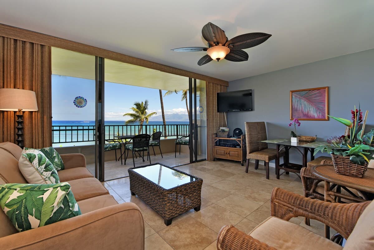 Condo in Lahaina · ★4.68 · 1 bedroom · 2 beds · 1 bath - Photo 4