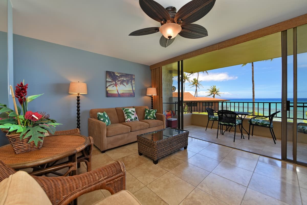 Condo in Lahaina · ★4.68 · 1 bedroom · 2 beds · 1 bath - Photo 2