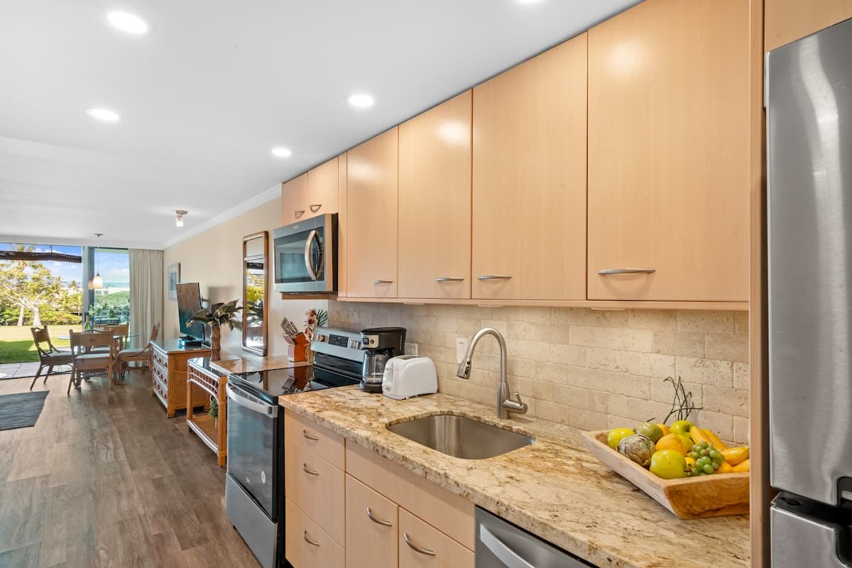 Condo in Lahaina · ★4.8 · 1 bedroom · 1 bed · 1 bath - Photo 3