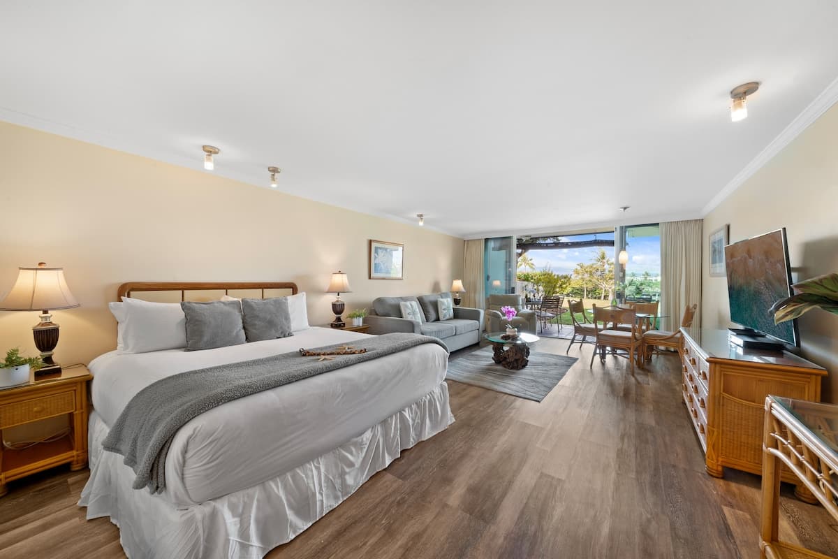 Condo in Lahaina · ★4.8 · 1 bedroom · 1 bed · 1 bath - Photo 2