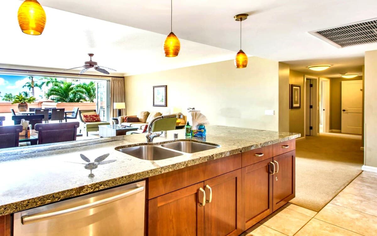 Condo in Lahaina · ★4.4 · 2 bedrooms · 3 beds · 2 baths - Photo 5