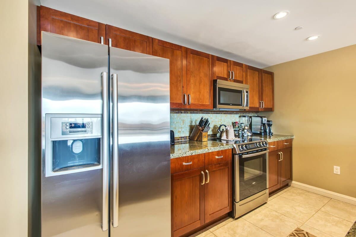 Condo in Lahaina · ★4.4 · 2 bedrooms · 3 beds · 2 baths - Photo 4