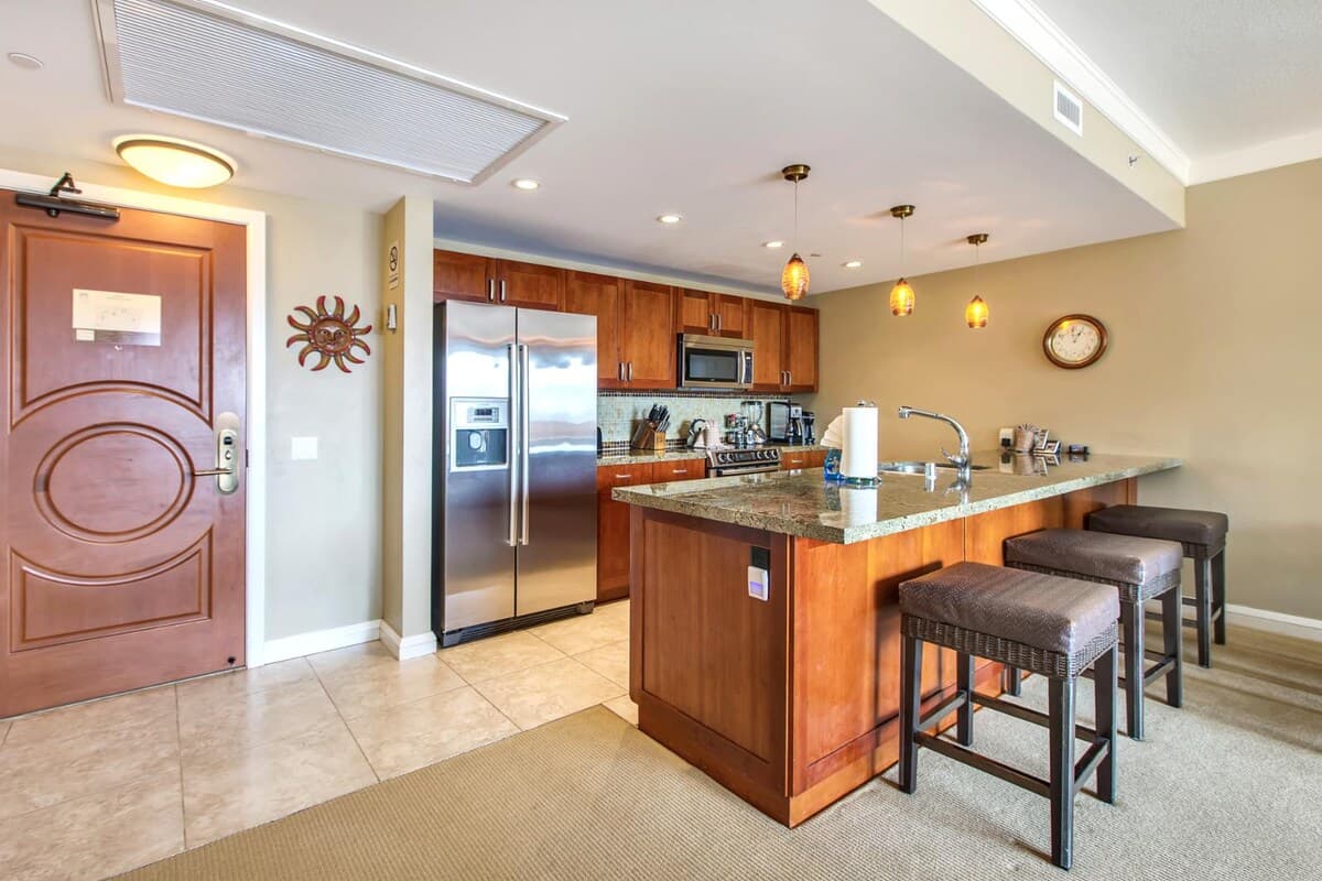 Condo in Lahaina · ★4.4 · 2 bedrooms · 3 beds · 2 baths - Photo 2