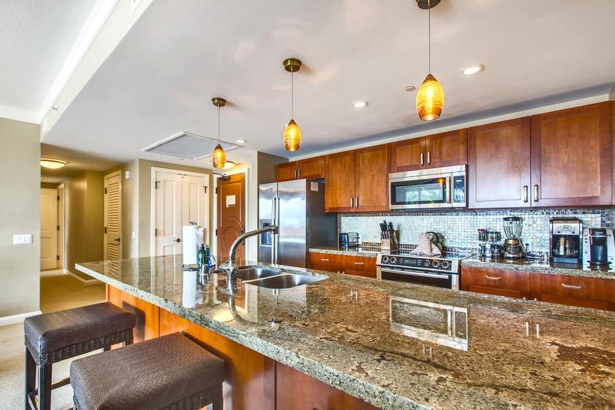 Condo in Lahaina · ★4.4 · 2 bedrooms · 3 beds · 2 baths - Photo 3