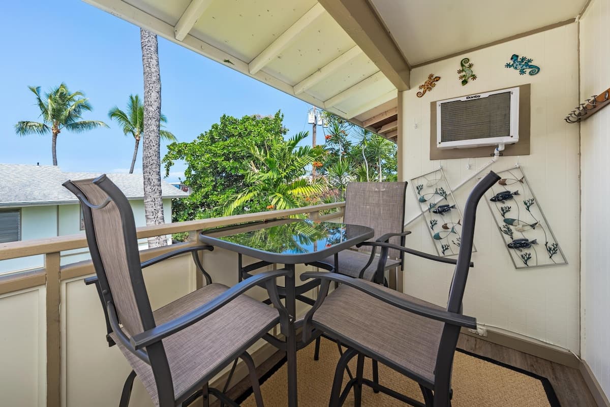 Condo in Kailua-Kona · ★5.0 · 2 bedrooms · 3 beds · 1 shared bath - Photo 1
