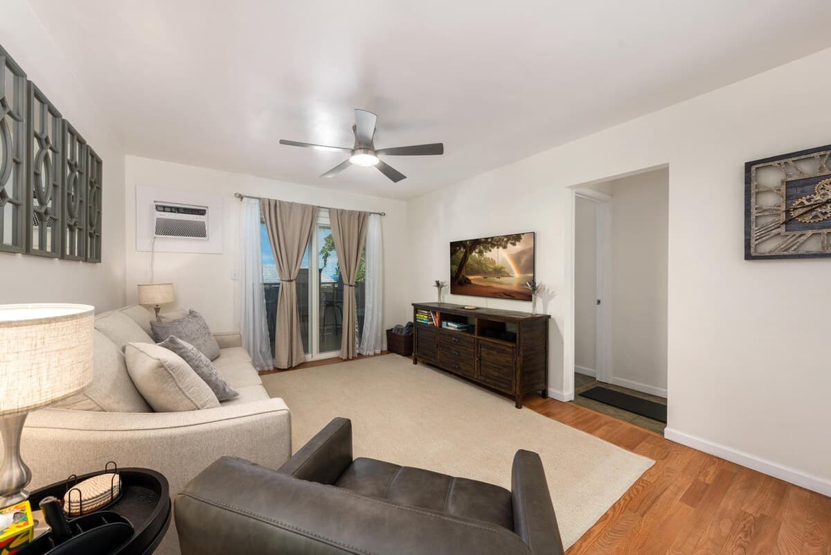 Condo in Kailua-Kona · ★5.0 · 2 bedrooms · 3 beds · 1 shared bath - Photo 5