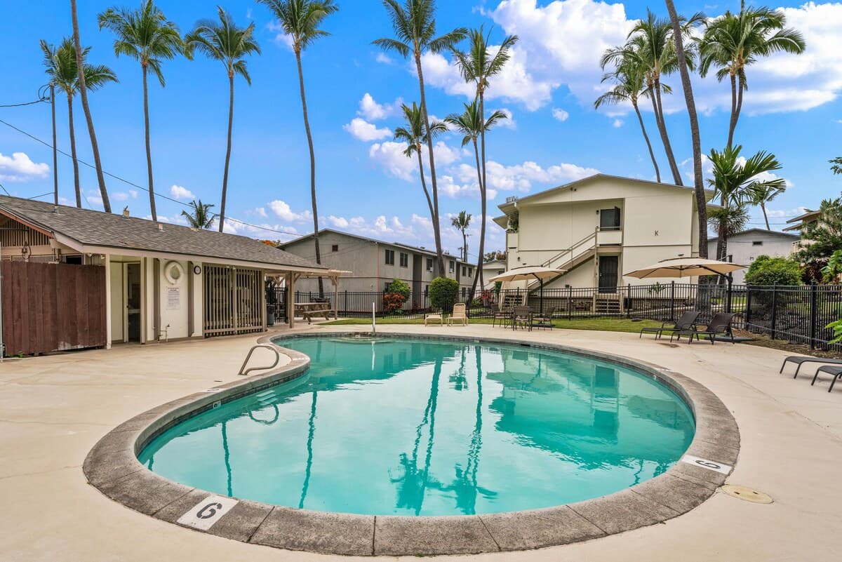 Condo in Kailua-Kona · ★5.0 · 2 bedrooms · 3 beds · 1 shared bath - Photo 3