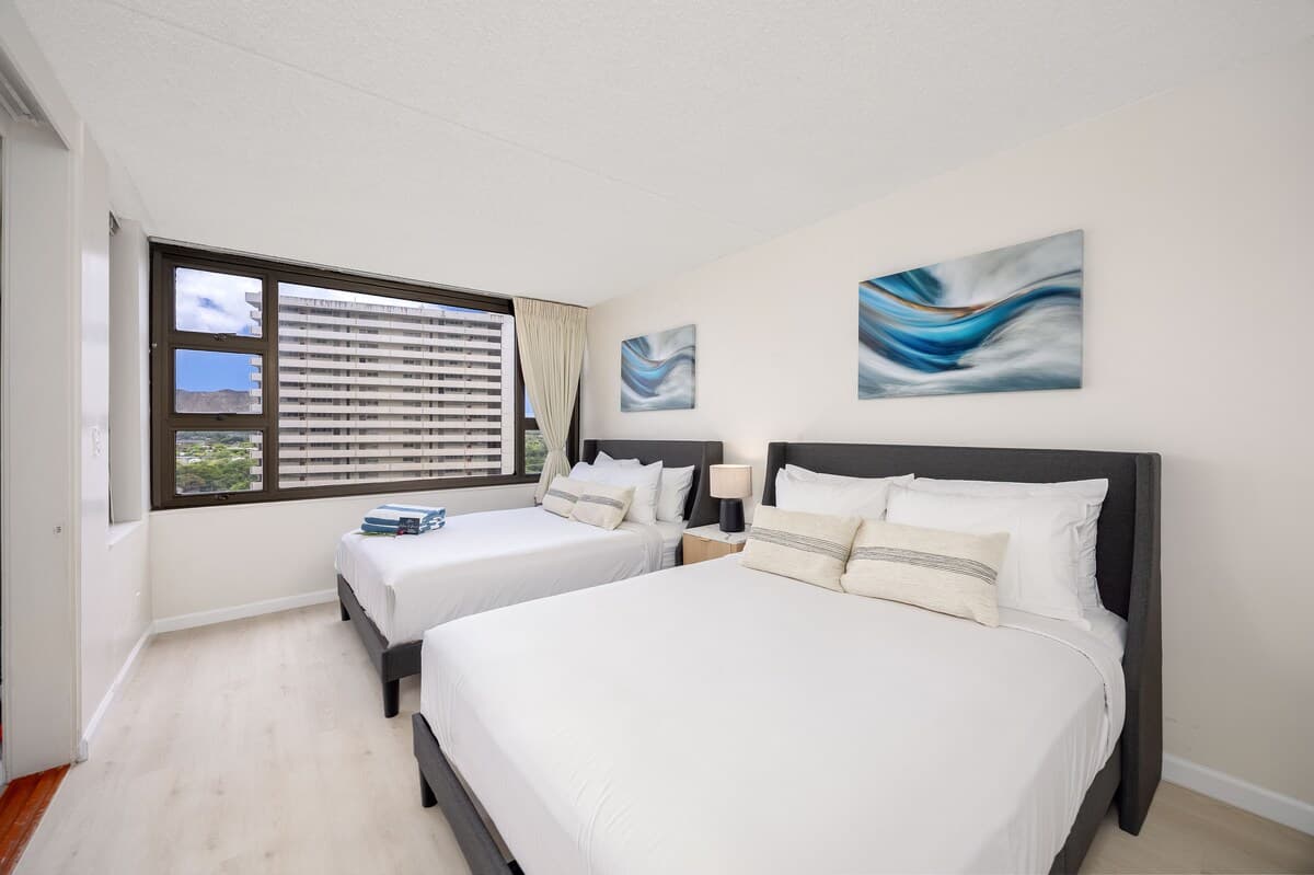 Waikiki condo w/ lanai & mountain views - Photo 1